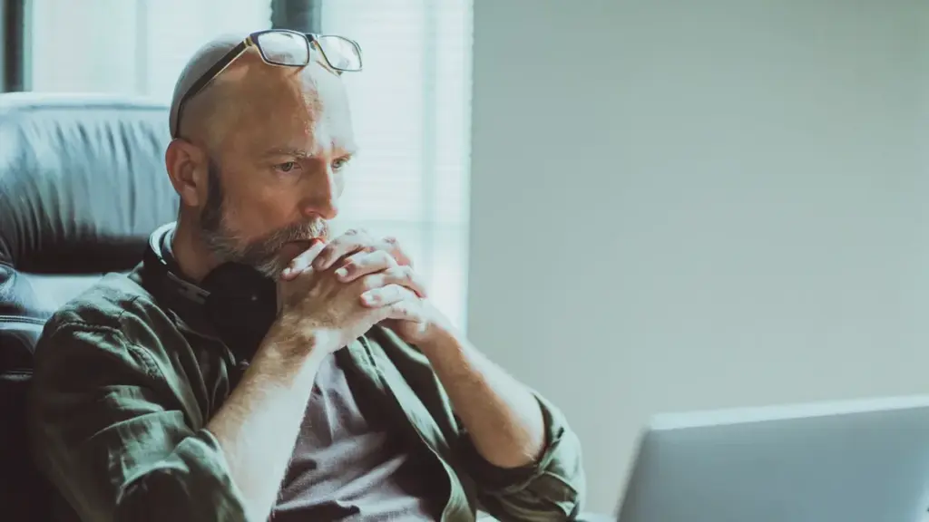 Ho 73 anni e più invecchio, più mi accorgo che le persone più intelligenti nella stanza sono le più silenziose — ascoltano, riflettono e parlano solo quando hanno qualcosa di essenziale da aggiungere