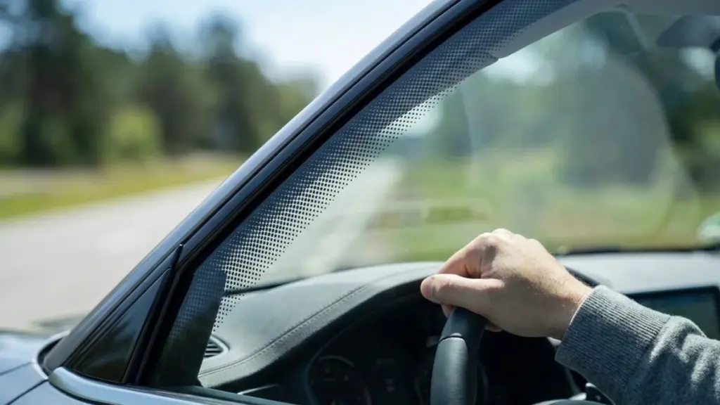 Vedete i puntini neri sul bordo del parabrezza? Hanno una funzione essenziale per la vostra sicurezza